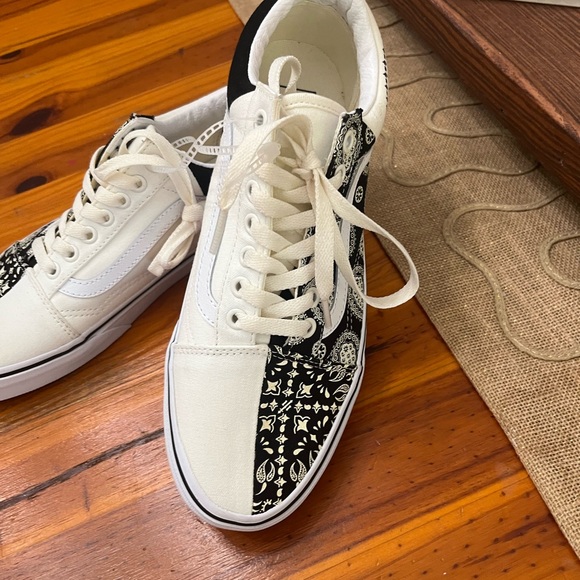 NWT Unisex Low Top Vans with Black and White Split Paisley. Size 9.5 - Picture 3 of 6